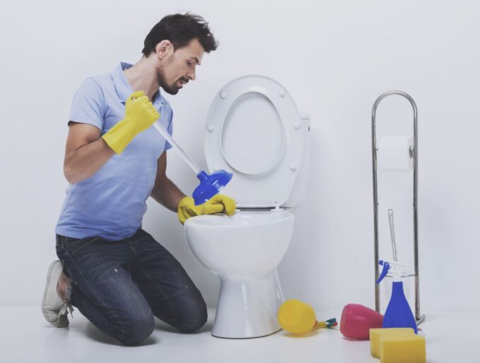 Déboucher les toilettes : les 5 techniques les plus efficaces