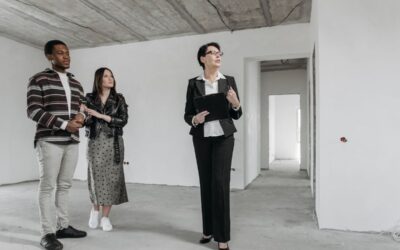 Groupe inspectant un bâtiment neuf avec une guide