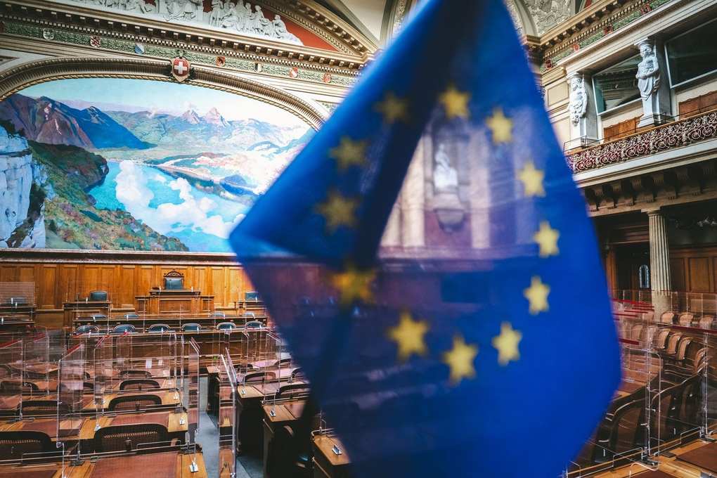 Salle de réunion avec drapeau de l'Union européenne et décorations murales Salle de réunion avec drapeau de l'Union européenne et décorations murales
