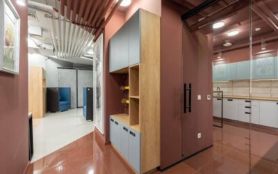 Espace de travail moderne avec cuisinette intégrée, mobilier design et cloisons vitrées