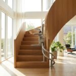 Monte-escalier moderne sur un escalier tournant, maison lumineuse