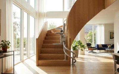 Monte-escalier moderne sur un escalier tournant, maison lumineuse