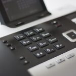 Appareil téléphonique de bureau avec écran, clavier et touches programmables