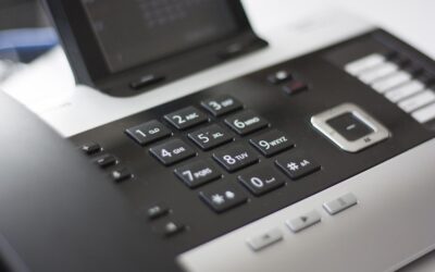 Appareil téléphonique de bureau avec écran, clavier et touches programmables