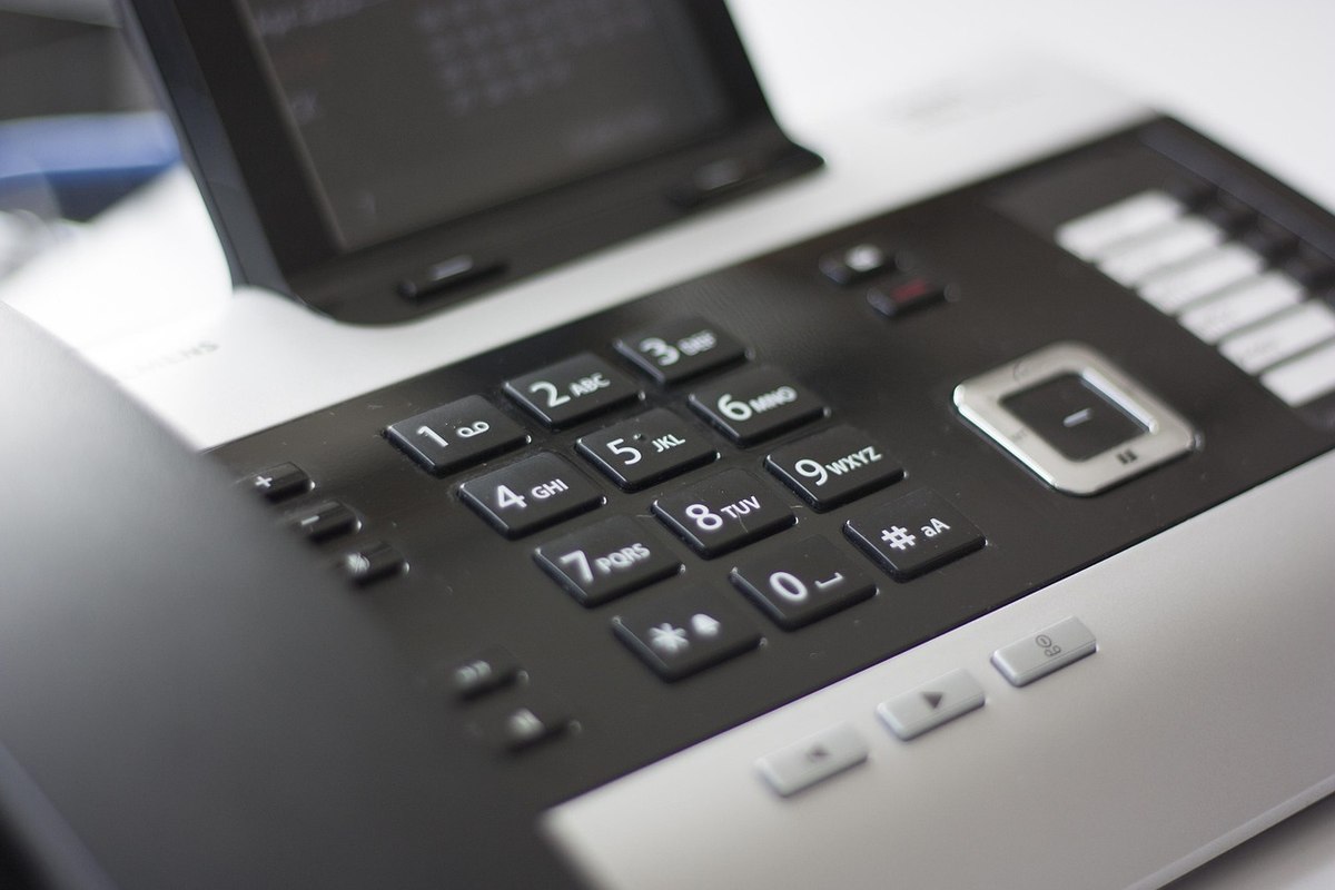 Appareil téléphonique de bureau avec écran, clavier et touches programmables