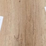 Graphiques et documents sur une table en bois