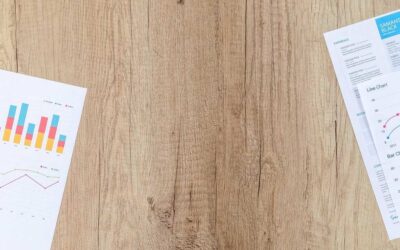 Graphiques et documents sur une table en bois
