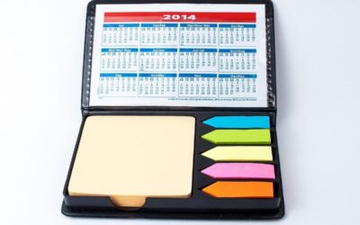 Agenda 2014 avec post-it colorés et carnet dans un étui ouvert