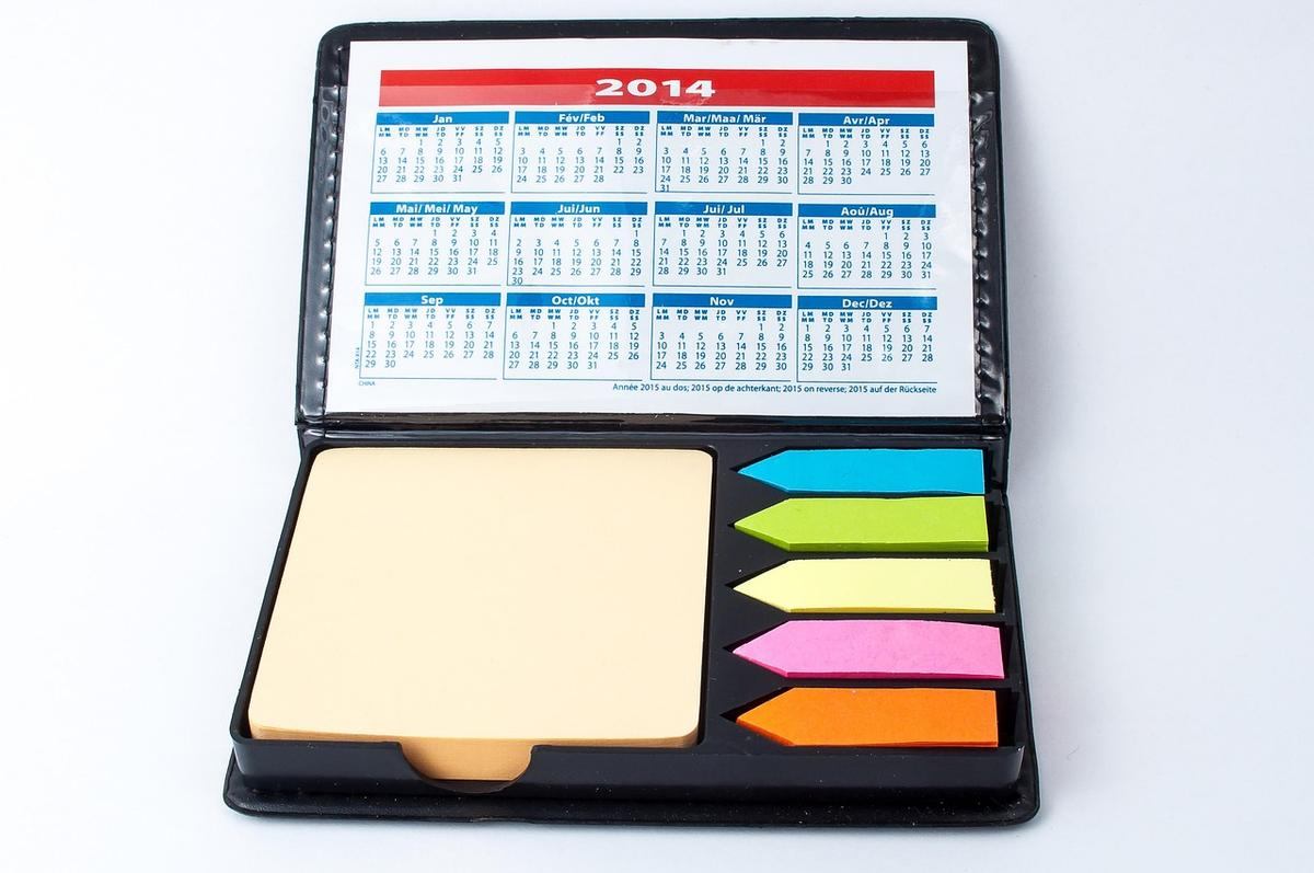 Agenda 2014 avec post-it colorés et carnet dans un étui ouvert
